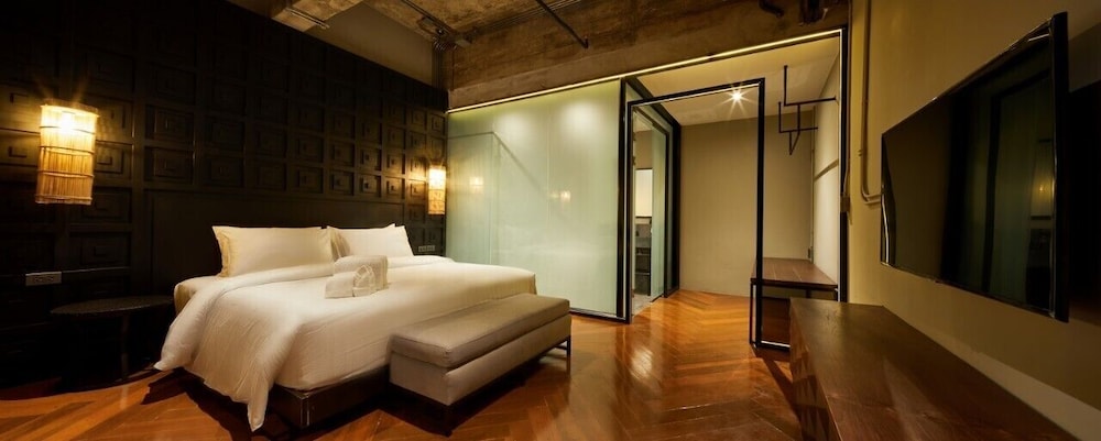 Superior, King Bed, No Window