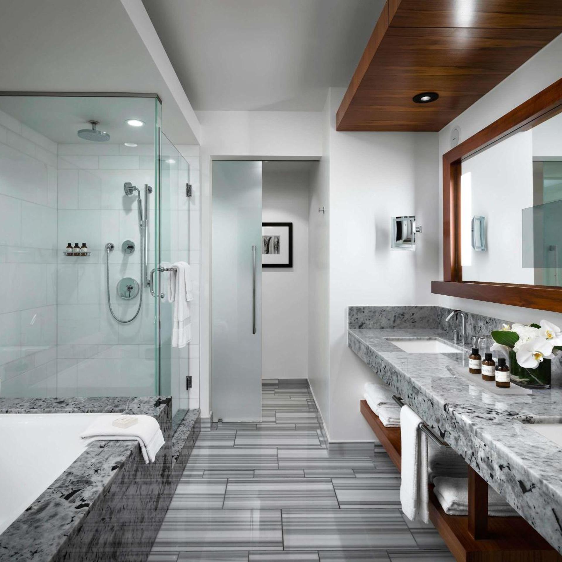 Deluxe, King Bed, 2 Queen Beds, City View, Fairmont Pacific Rim 6/7