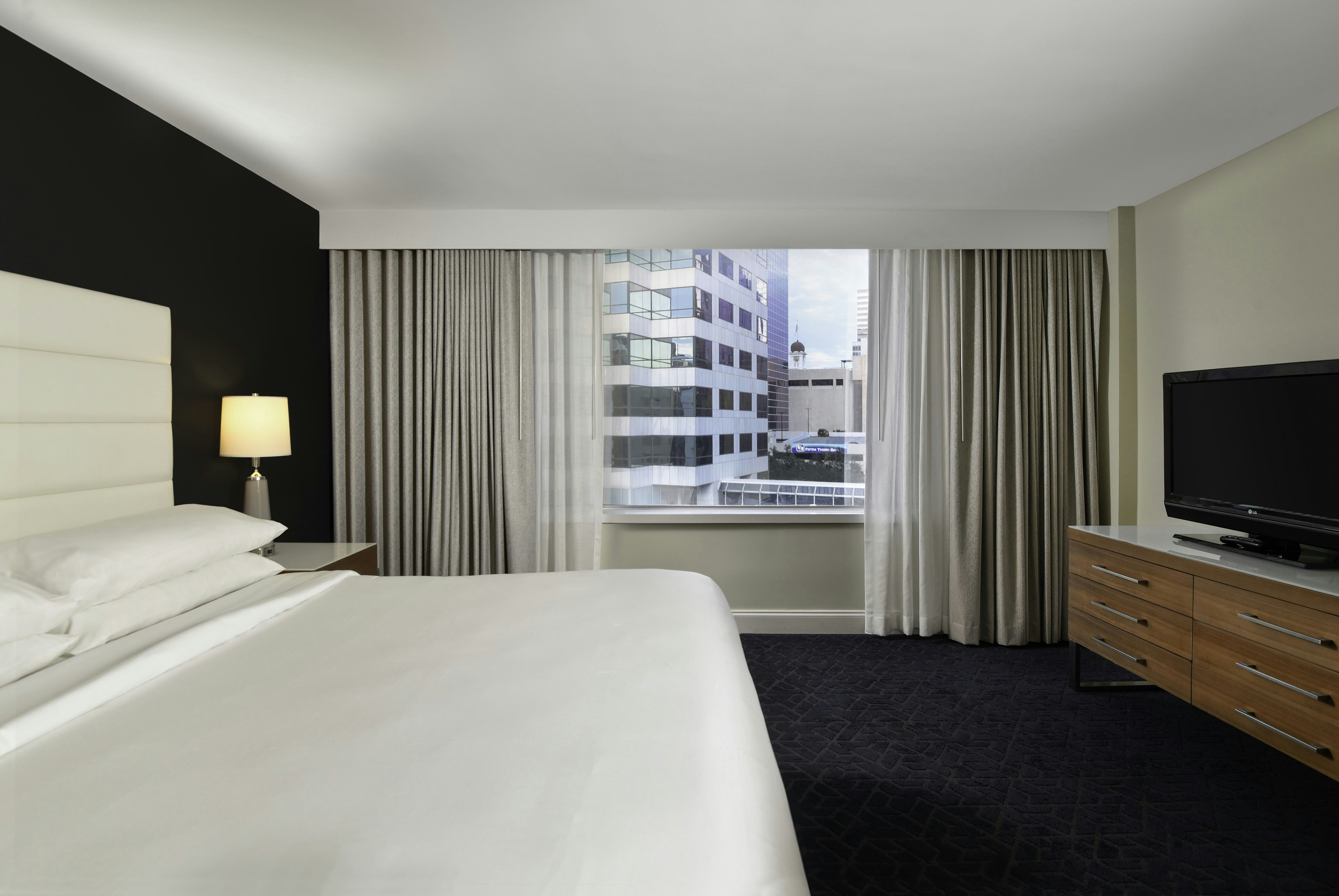 ROOM, KING BED, CITY VIEW, BALCONY