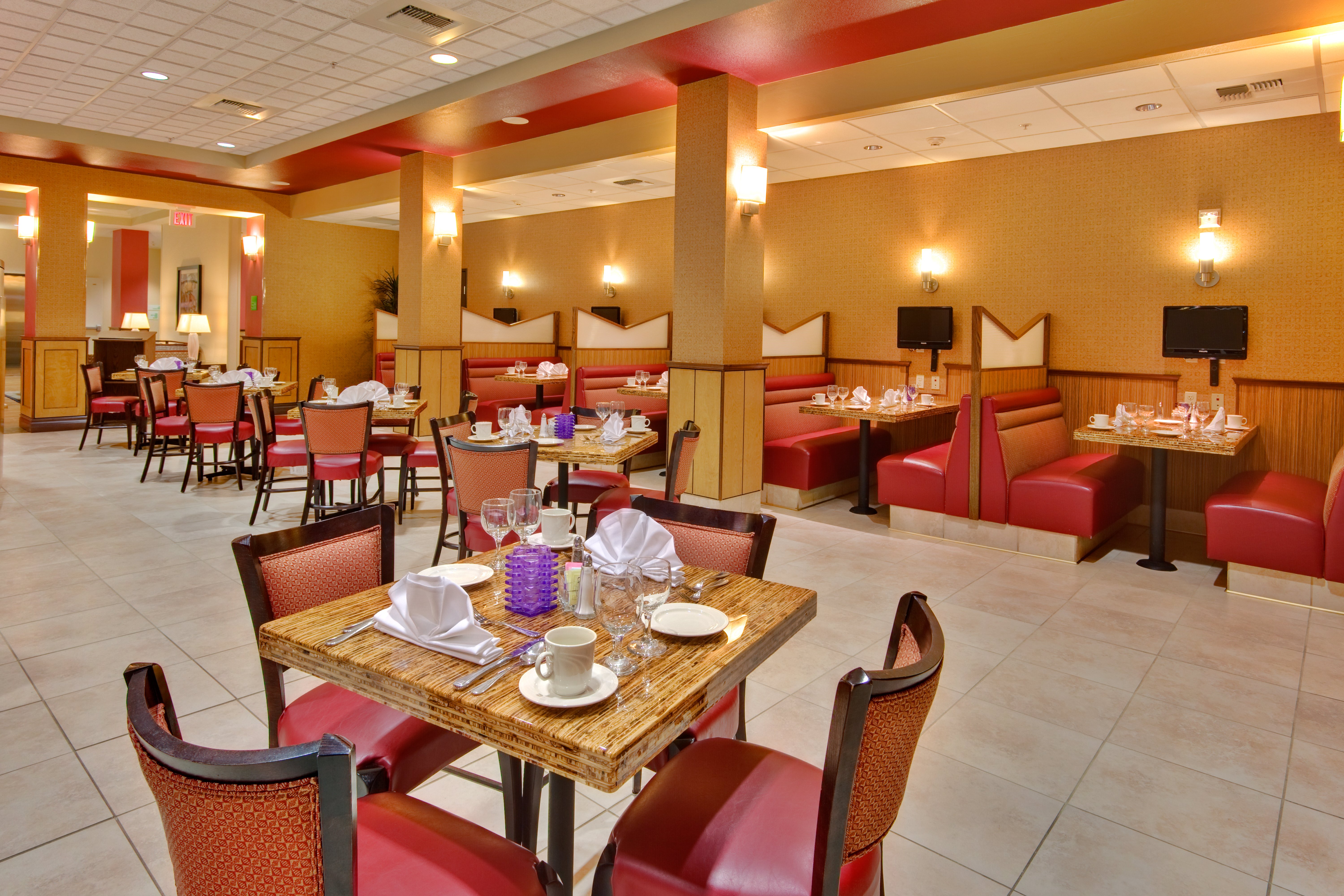 Holiday Inn Hotel Amp Suites Bakersfield North 35/57