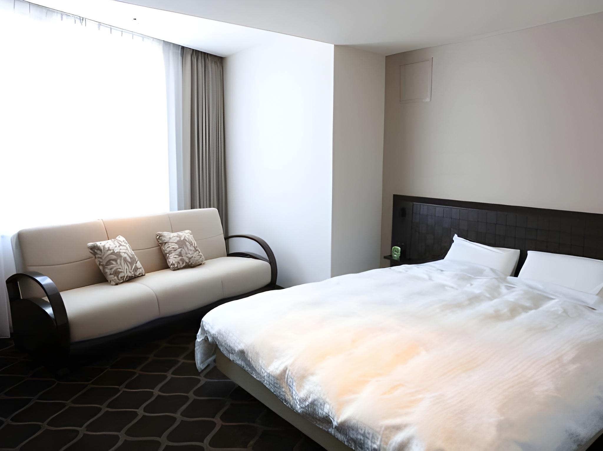 Premier, Queen Bed, Sofa