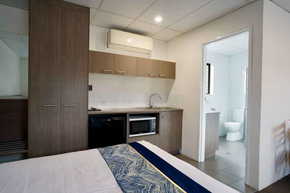 Deluxe, 1 Queen and 1 Single Bed