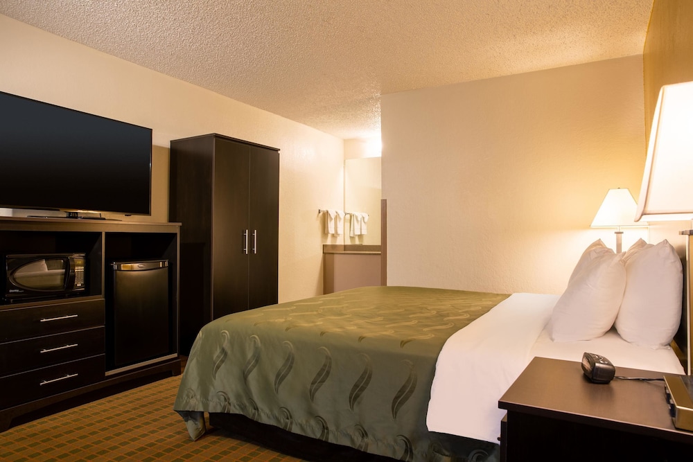 QUALITY INN AT ARLINGTON HIGHLANDS 16/44