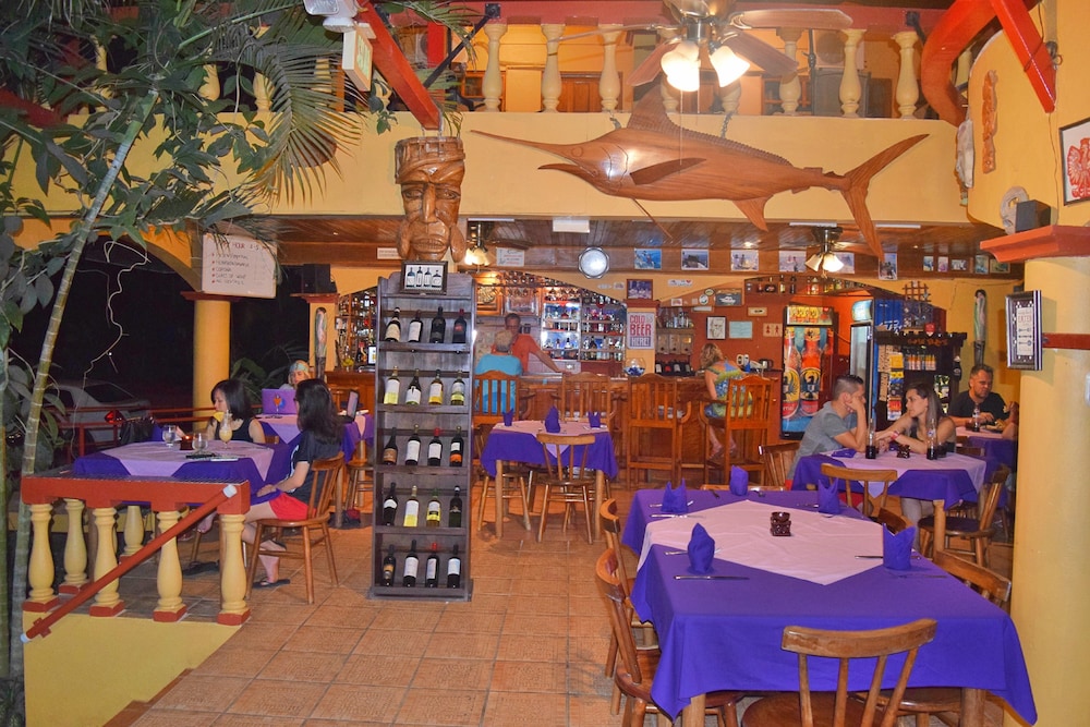 Tres Banderas Hotel 61/71