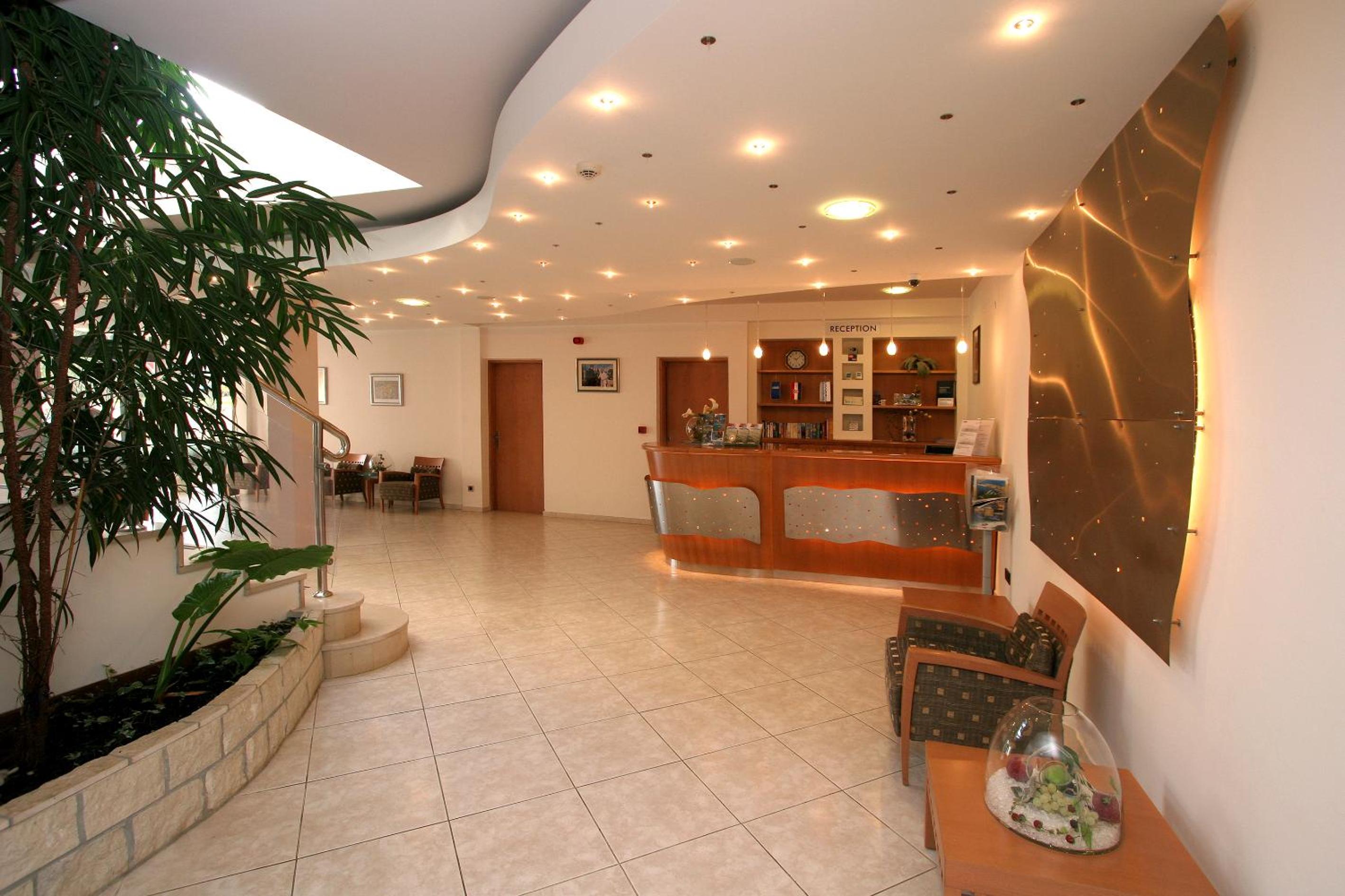Flores Hotel 8/57