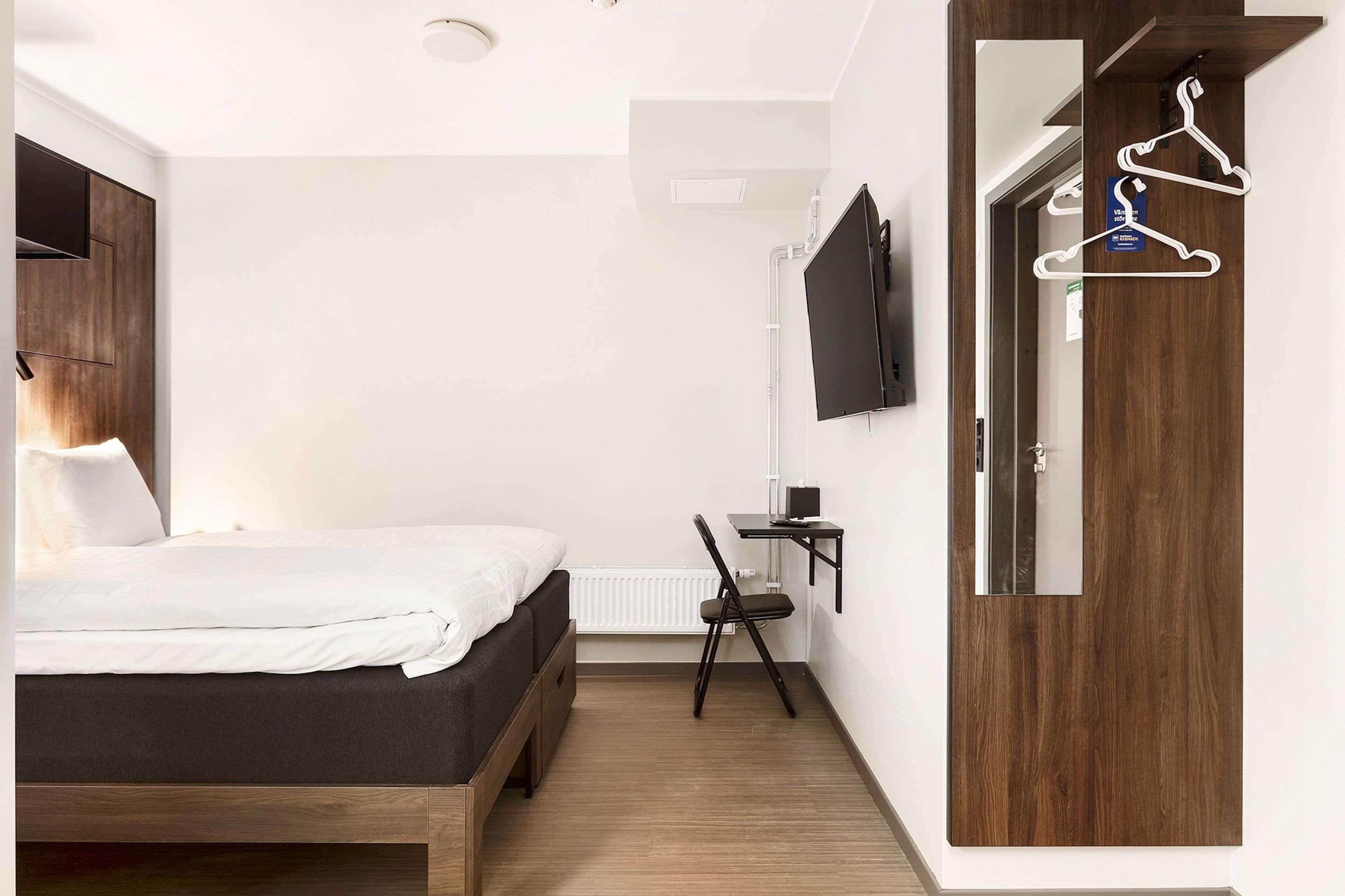 Room, Twin Beds, No Window, Kitchenette