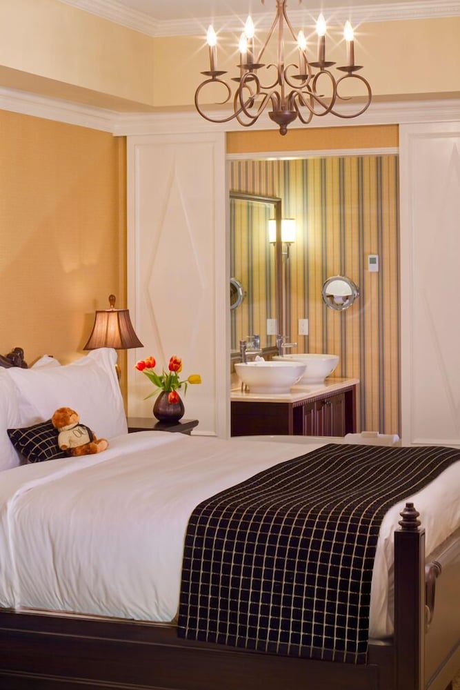 GUEST ROOM, KING BED, OCEAN VIEW