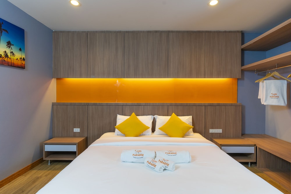 DELUXE, KING BED