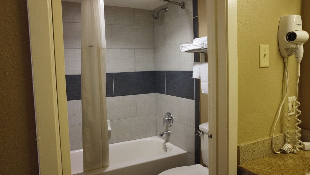 Super 8 By Wyndham Kingsville 13/47