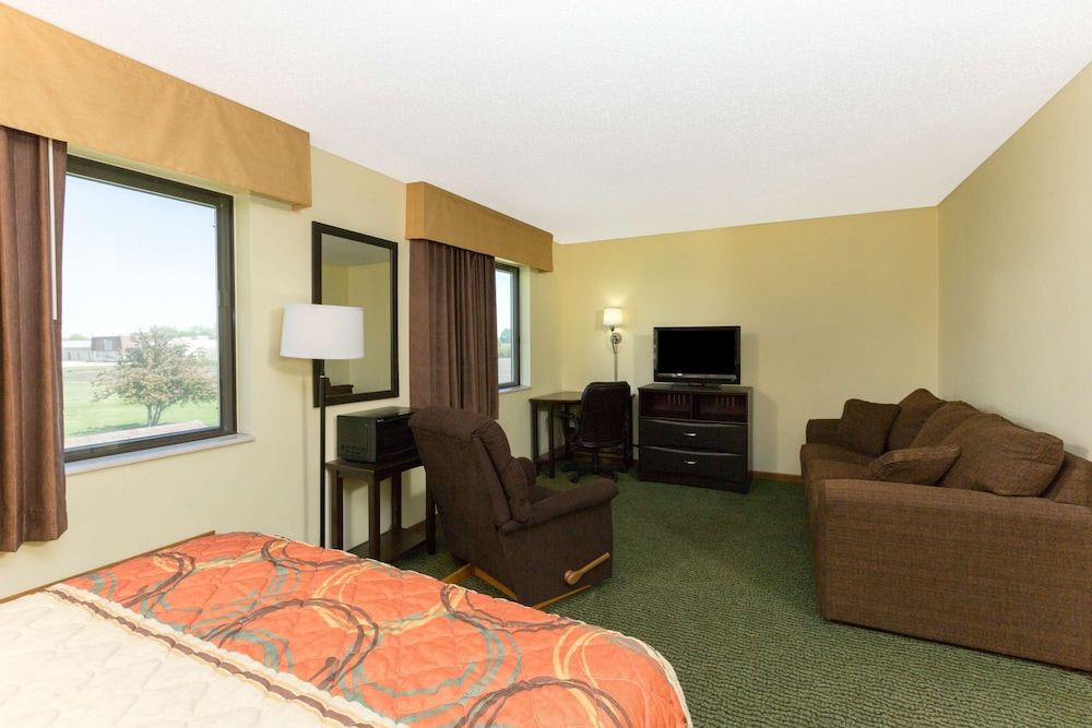 Super 8 Perry Ia 14/16
