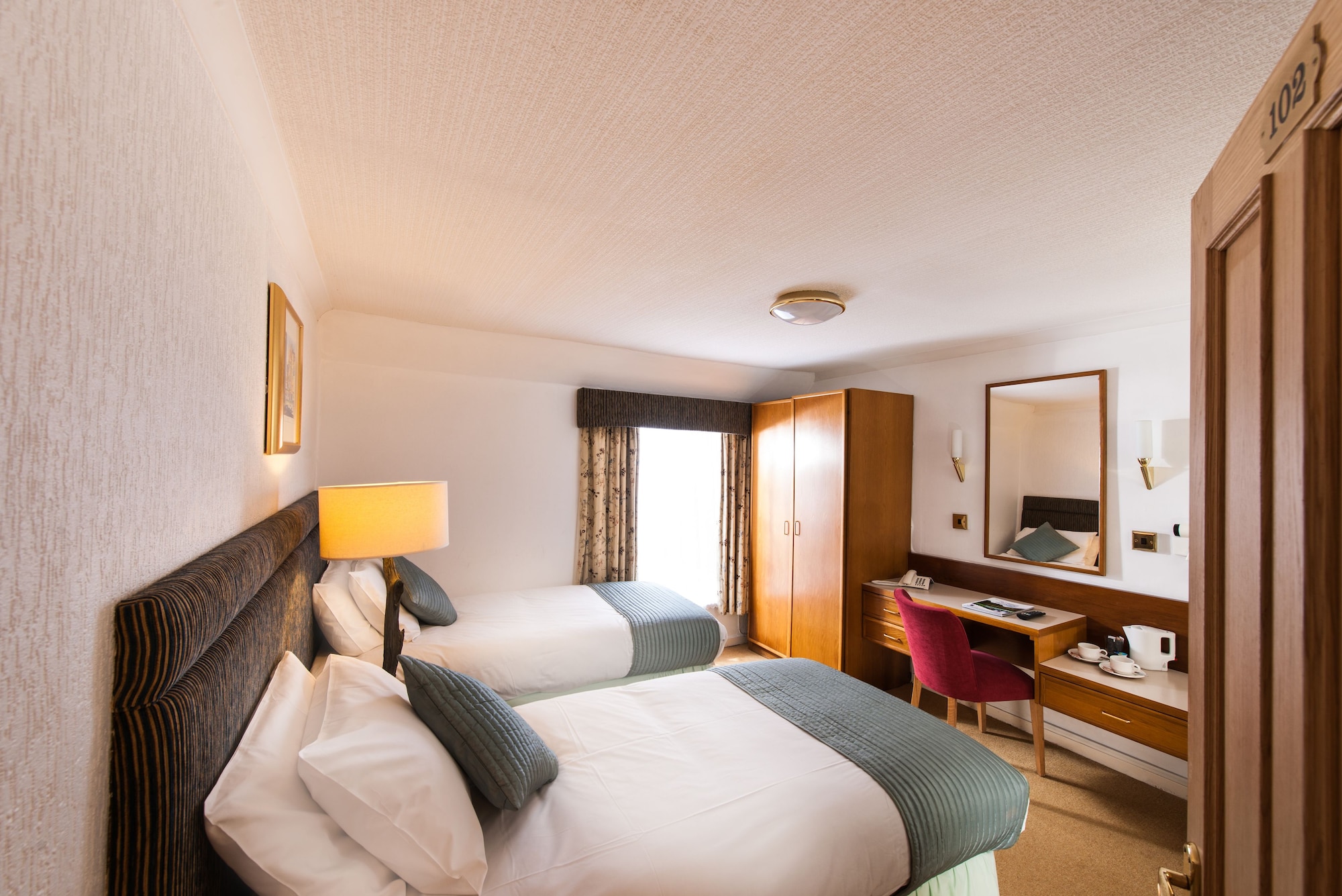 ROOM, TWIN BEDS