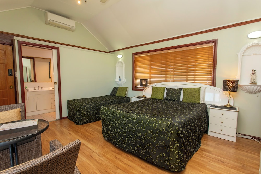 Ainslie Manor Bed and Breakfast 20/66