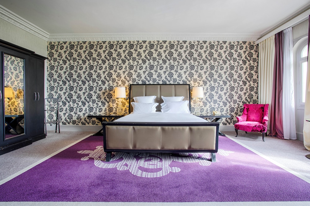 Victoria, Suite, King Bed, Garden View, Sofa