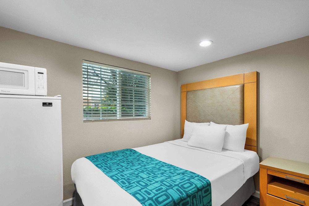 Business, 3 Double Beds, Partial Ocean View