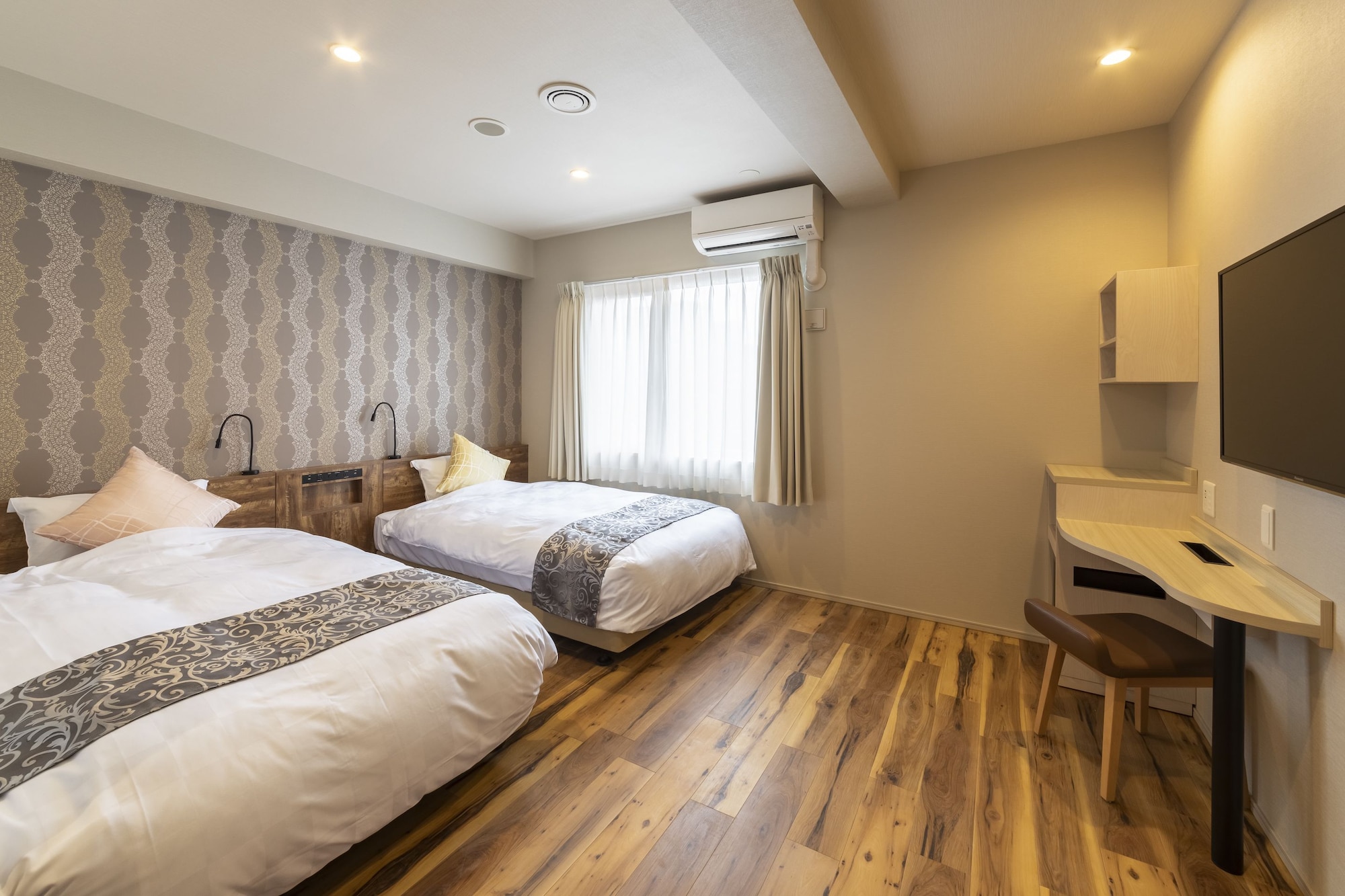 DELUXE, TWIN BEDS