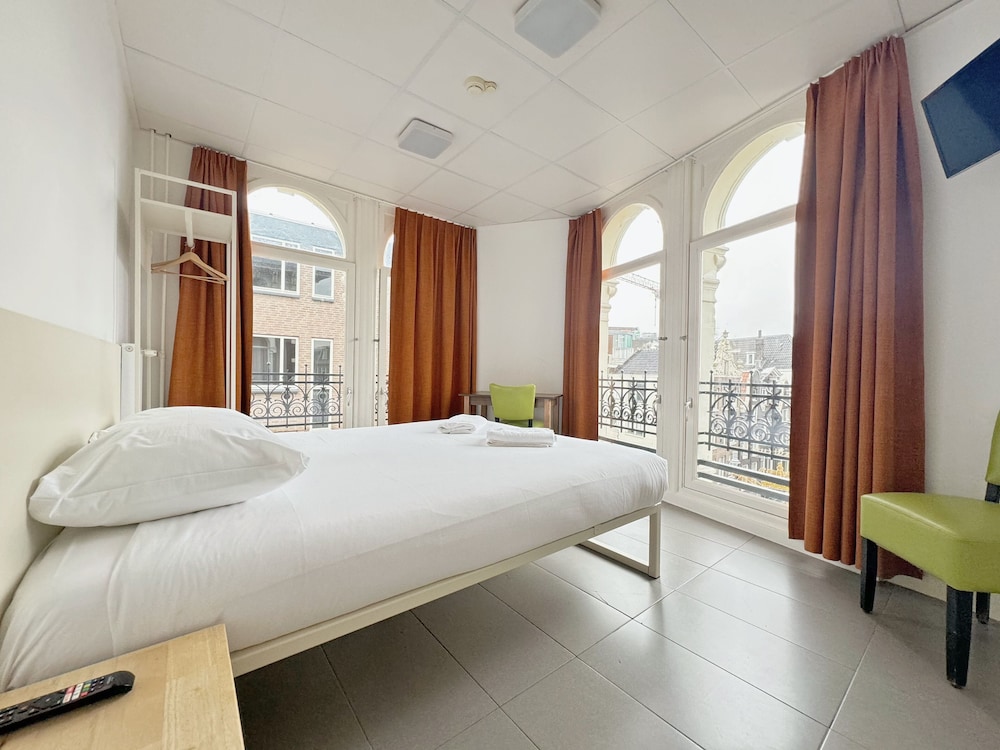 City, Queen Bed