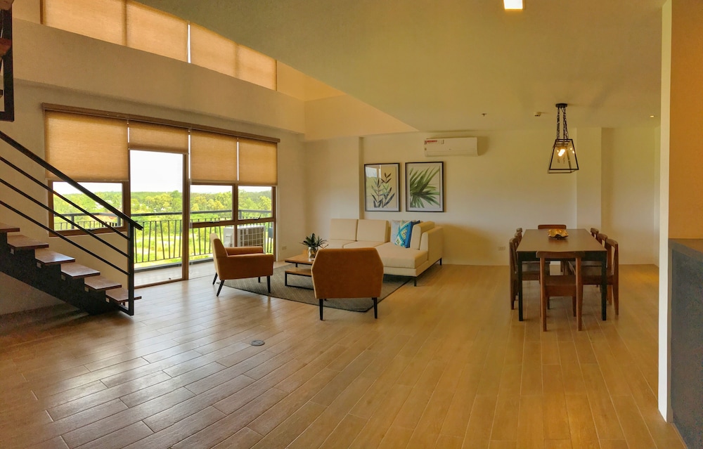 Crown Hotel Palawan at Harbour Springs 47/54
