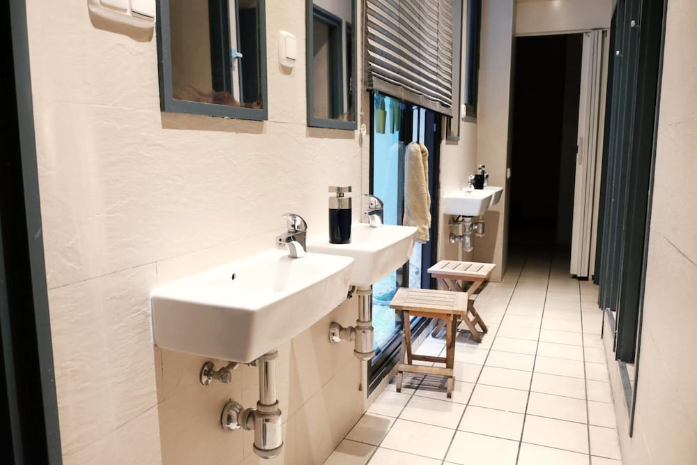 Alternative Creative Youth Hostel Barcelona 47/50