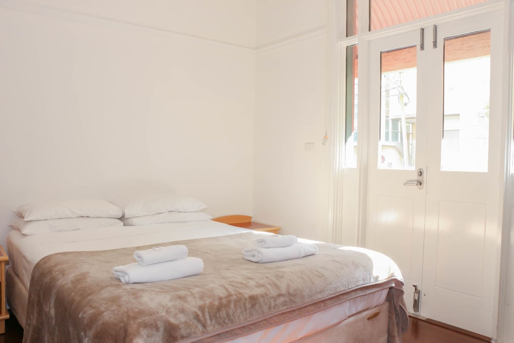 ROOM, QUEEN BED, BALCONY