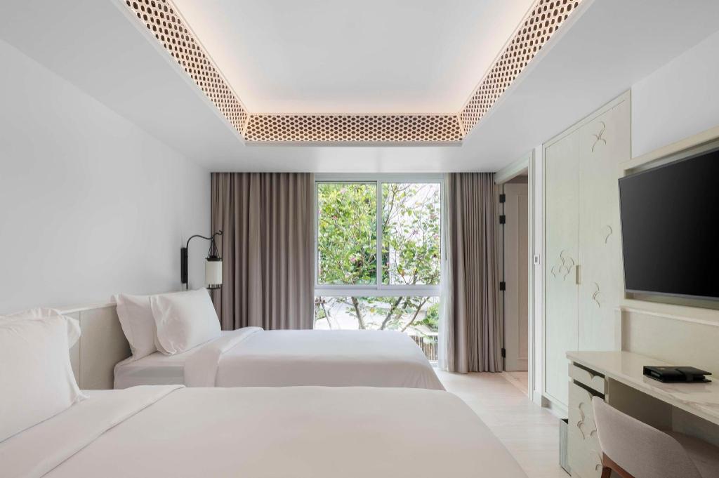 2 Bedrooms, Pool, Ocean, Suite, King and Queen Bed, Sofa