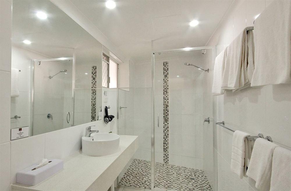 غرفة بسرير كوين وسرير فردي، Colonial Palms Motor Inn 2/2