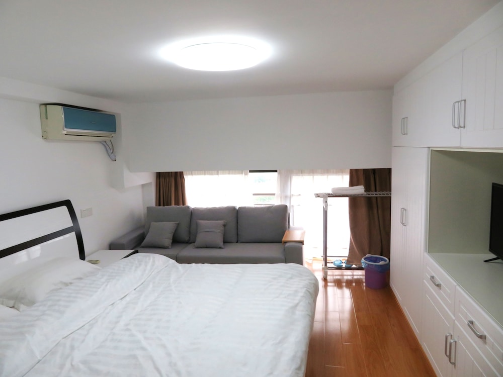 DELUXE, DOUBLE BED, SHARED BATHROOM