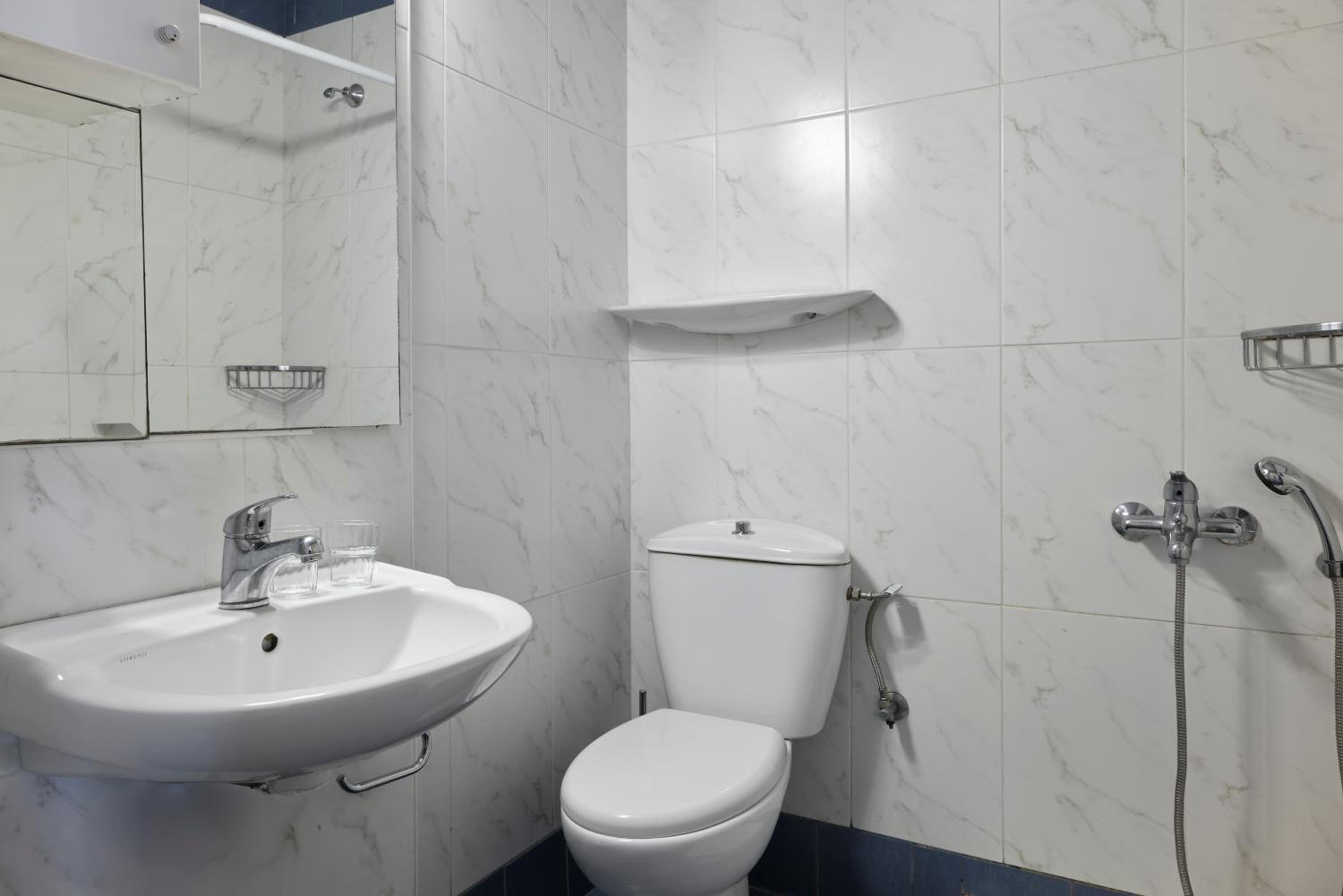 غرفة ثلاثية، Pearl Hotel 4/5
