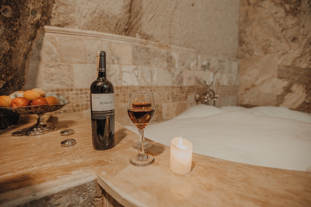Serenus Cave Suites 28/50