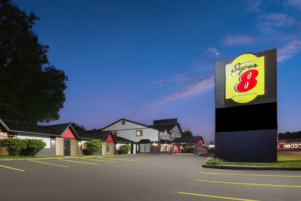 Super 8 by Wyndham Gananoque - Country Squire Resort 10/88