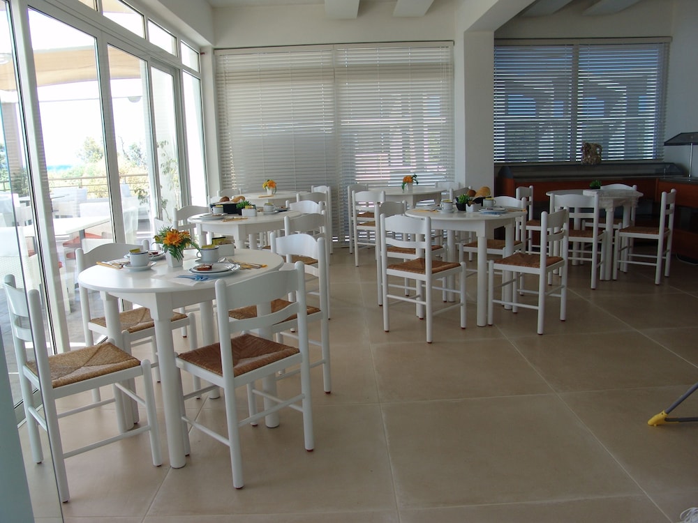 Irina Beach Hotel 47/68