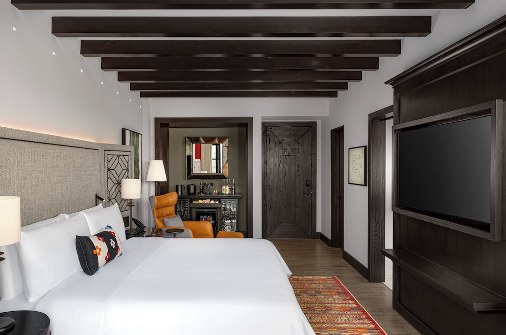 GRAND, DELUXE, KING BED