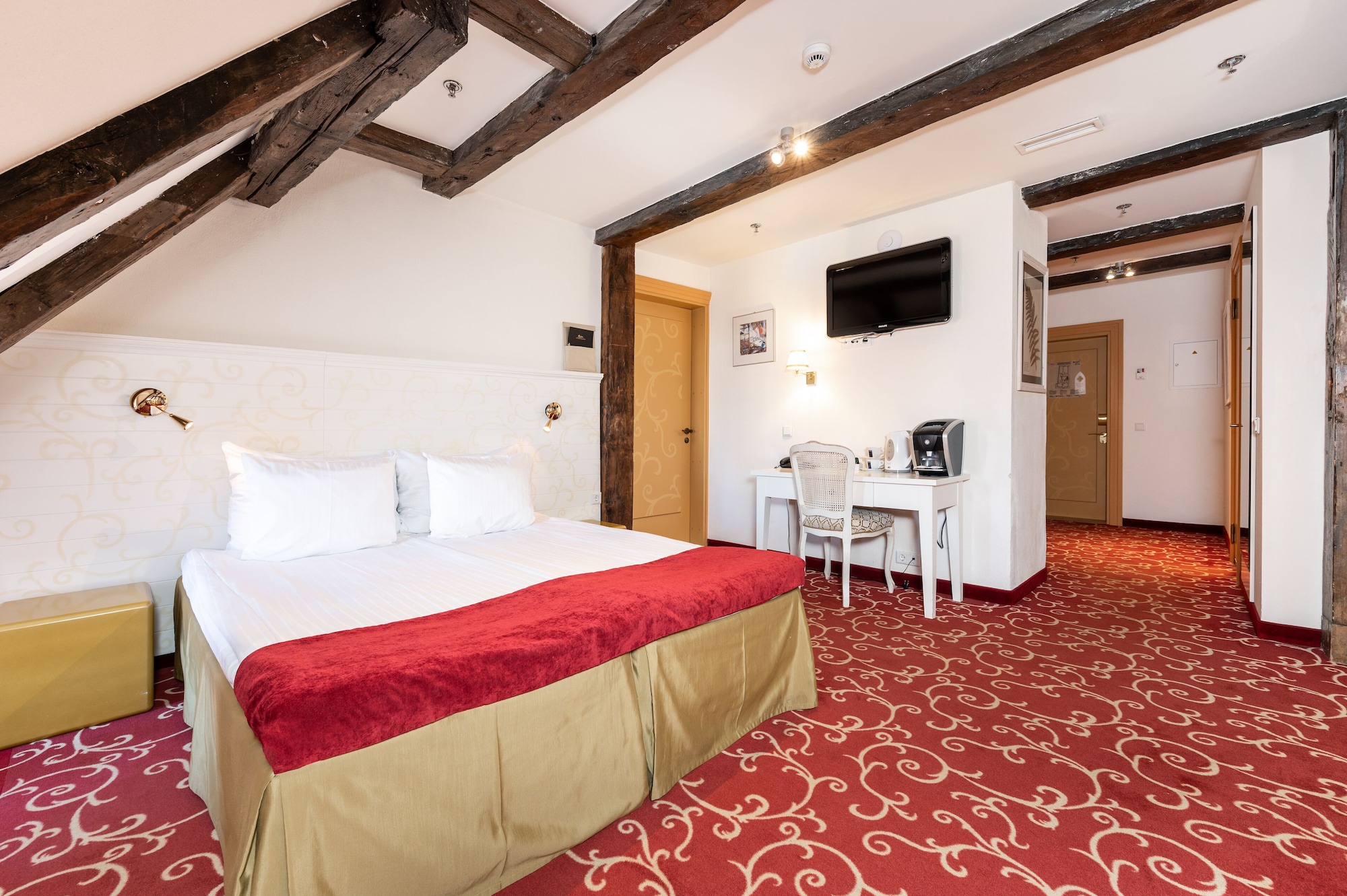 DELUXE, DOUBLE OR TWIN BED