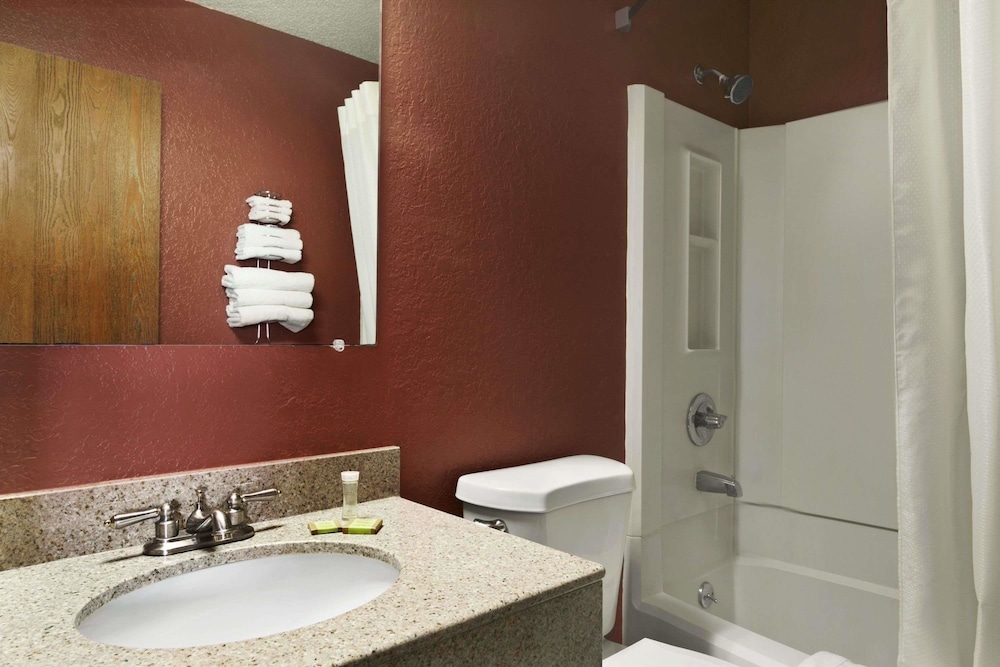 Super 8 By Wyndham Kalamazoo 10/12