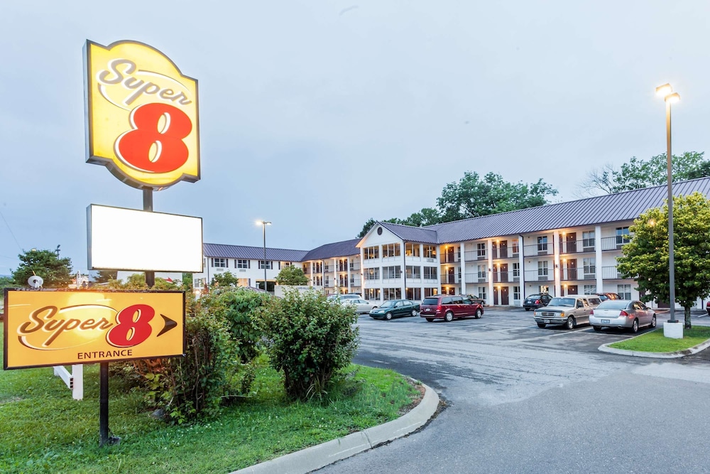 Super 8 By Wyndham Sevierville Riverside 33/45