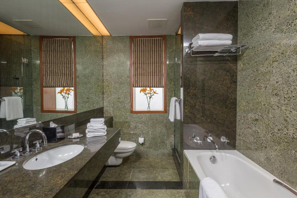 Manor, Suite, Single