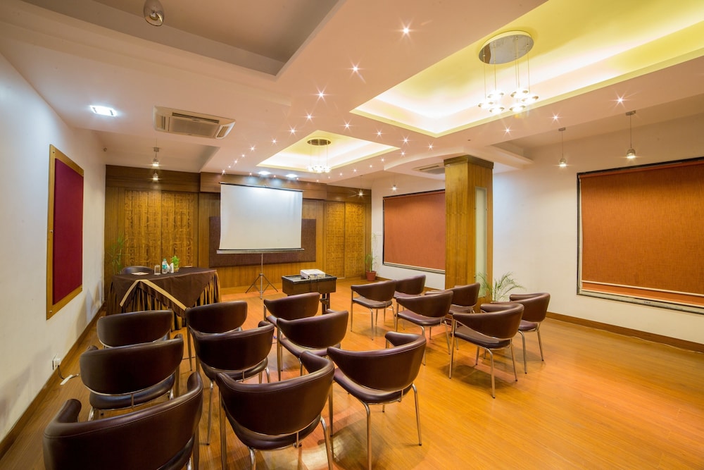 Amantra Comfort Hotel 40/50