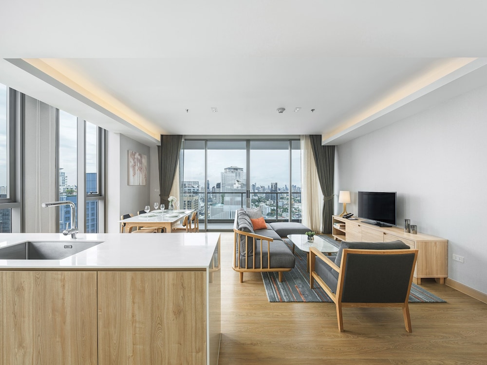 Oakwood Suites Bangkok 27/42