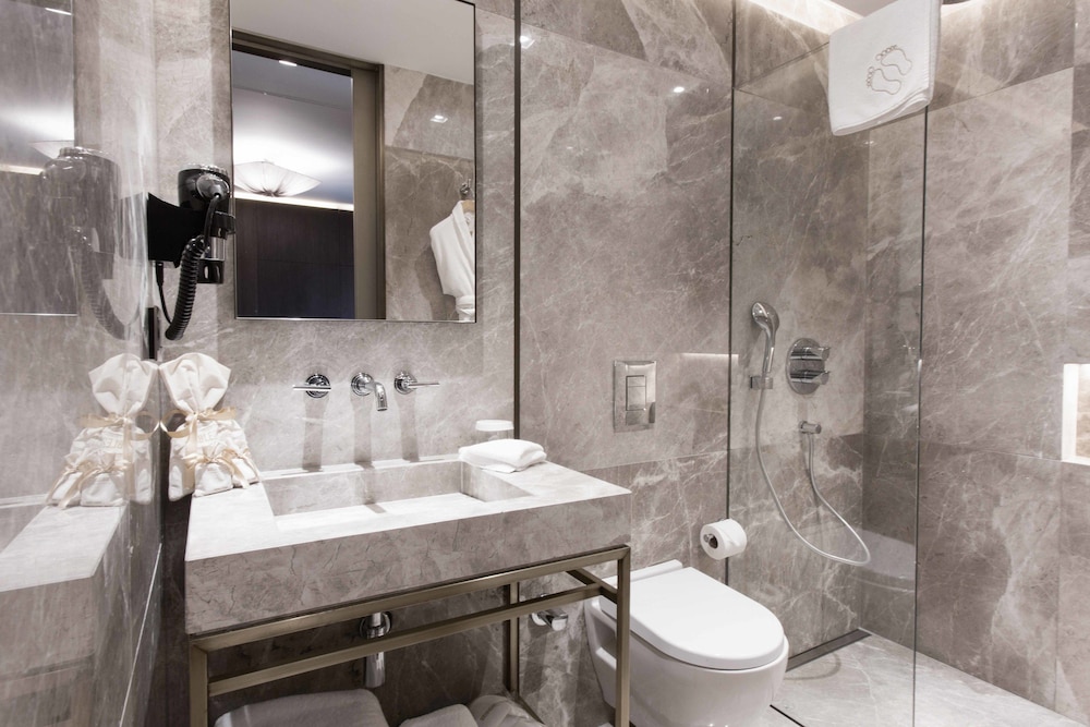 Noble22 Suites 12/39