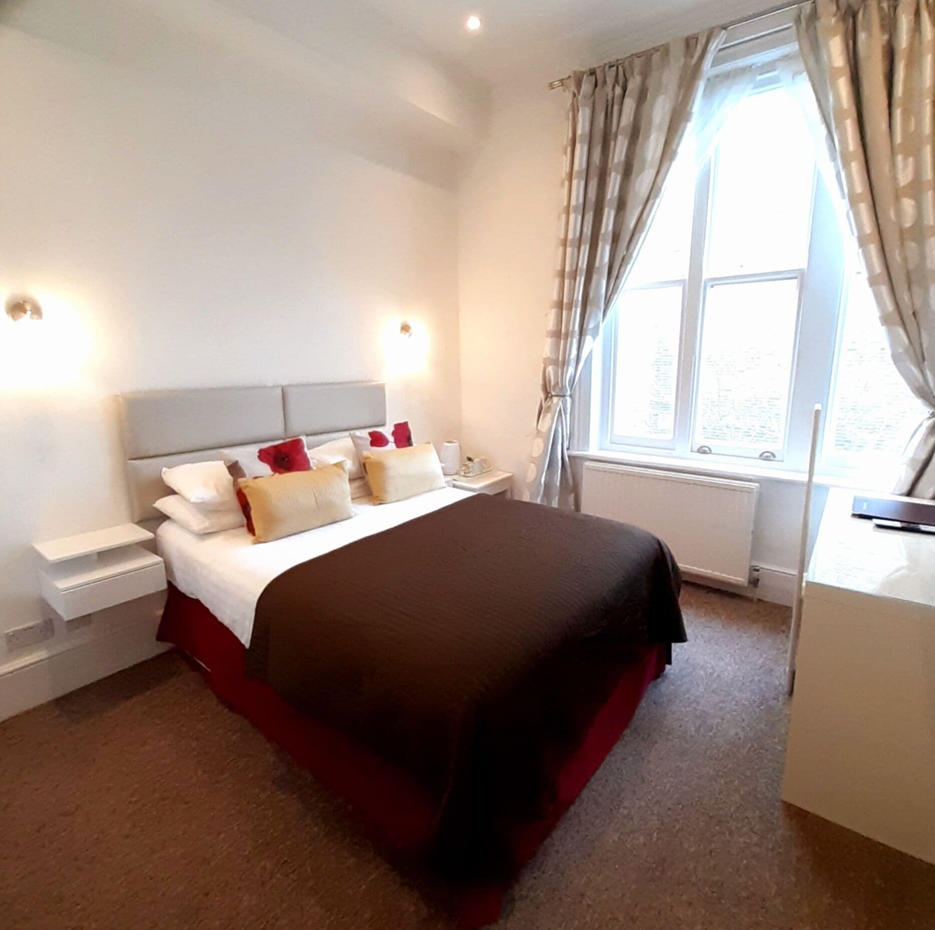 ROOM, DOUBLE BED