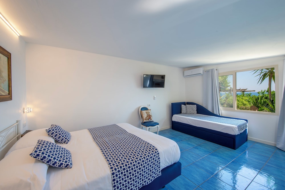 ROOM, TRIPLE