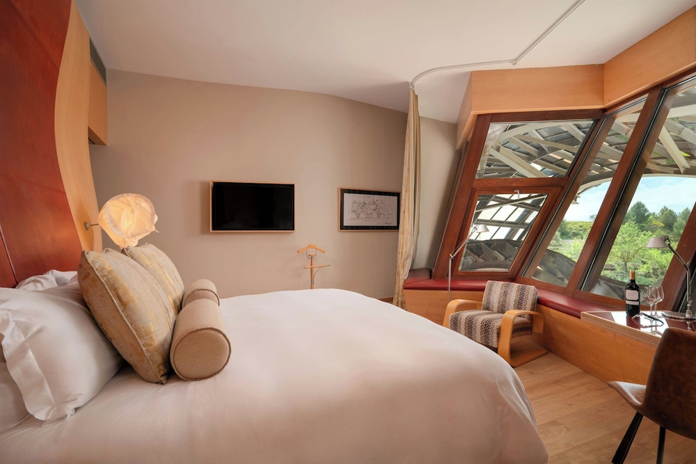 Deluxe, King Bed