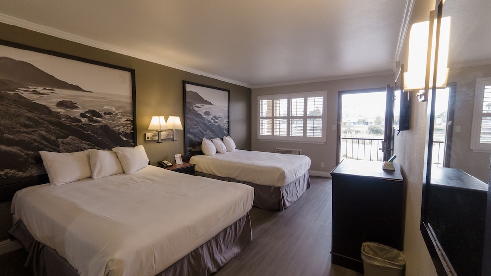 Super 8 by Wyndham Santa Cruz Beach 11/31