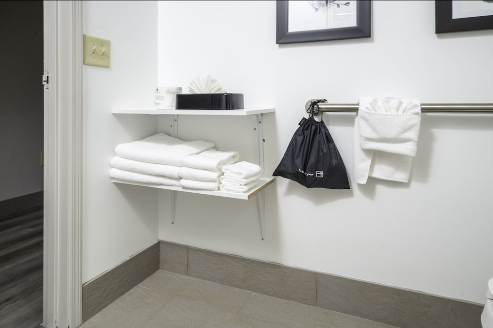 Country Inn and Suites by Radisson Stone Mountain GA 40/48