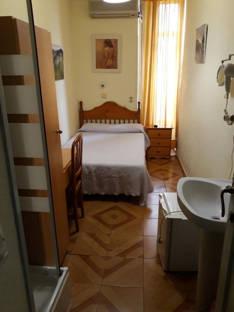 Hostal Fuentesol 24/28
