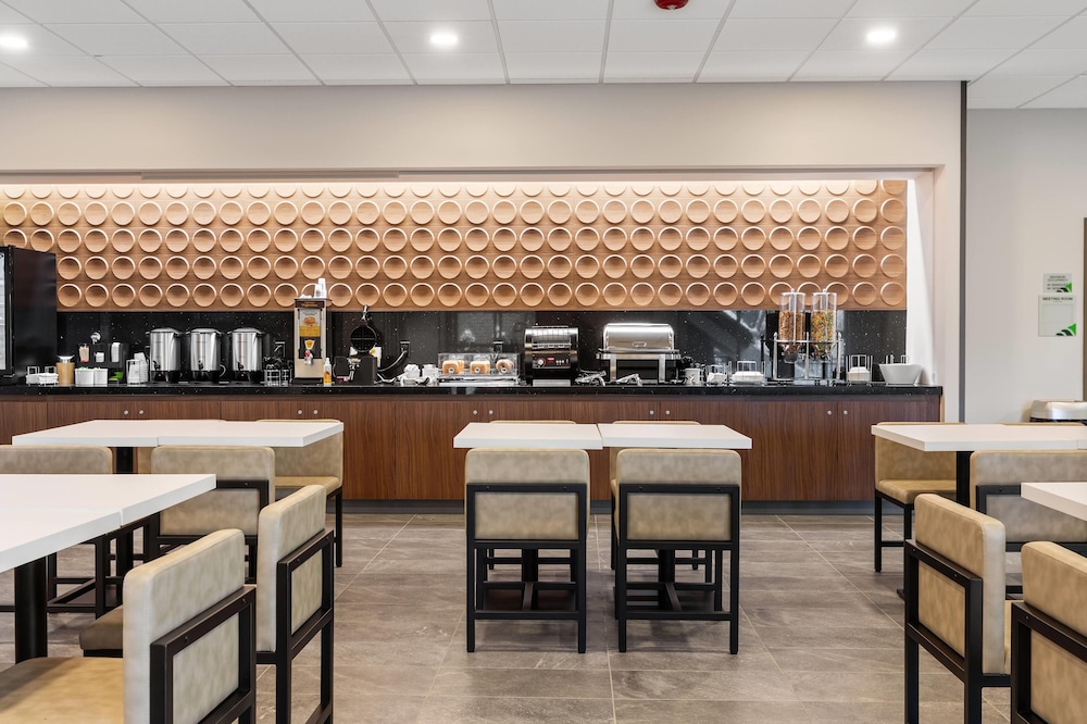 Wingate by Wyndham Geneva at SPIRE Academy 36/56