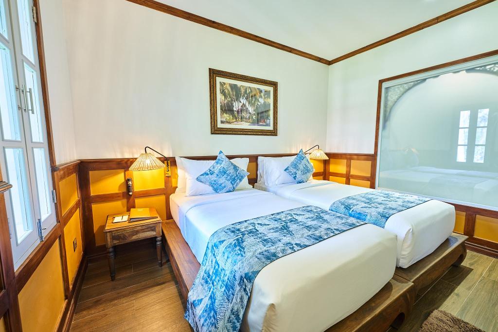 Courtyard, Twin Beds