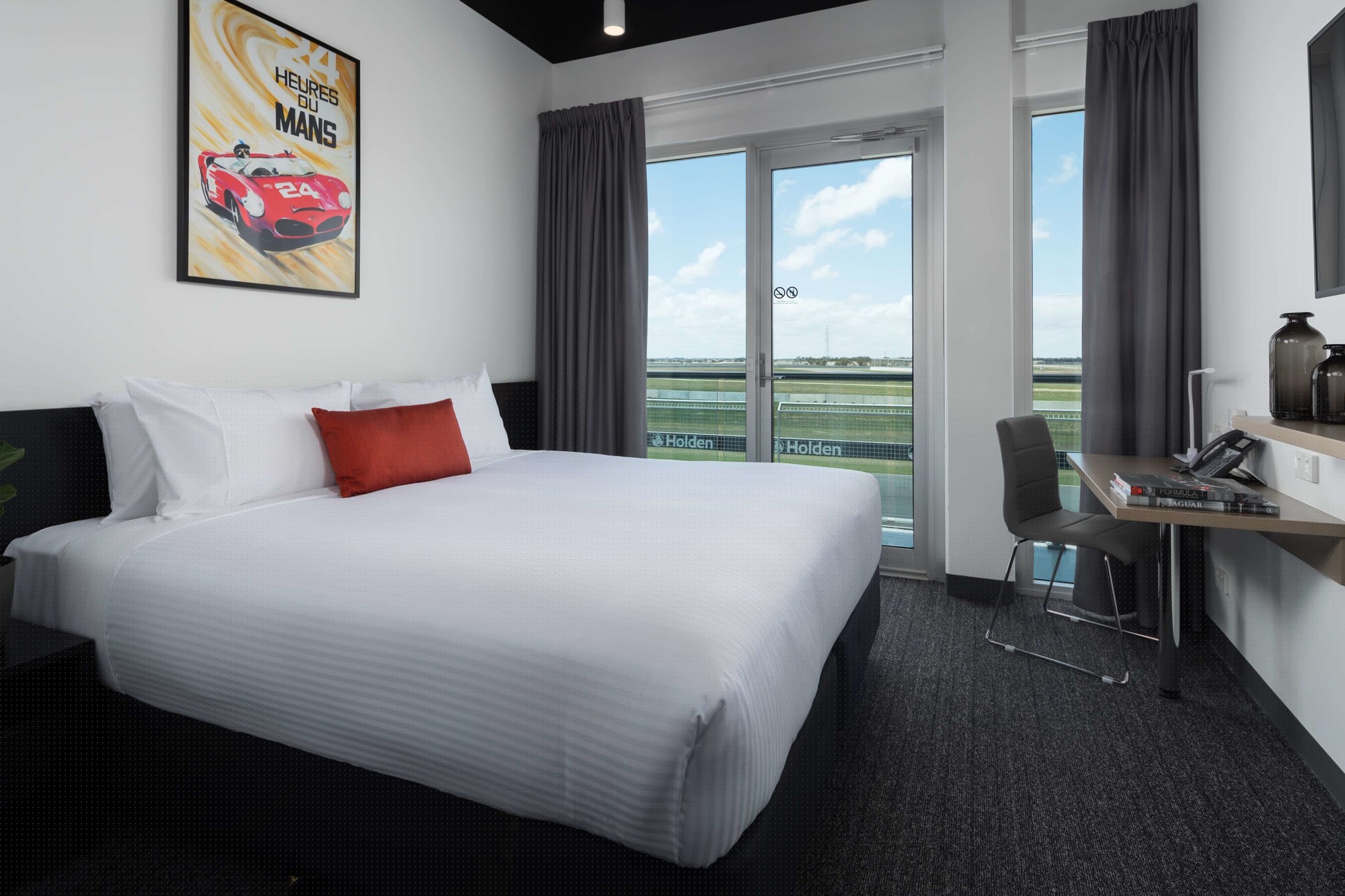 Executive Track View King، Rydges Pit Lane Hotel 2/5
