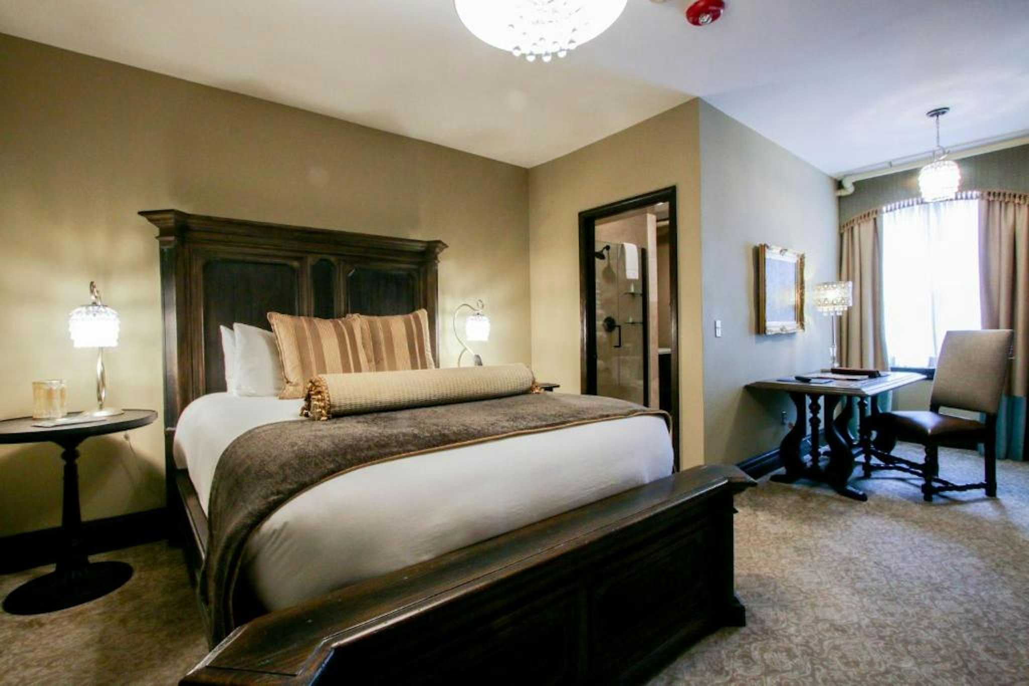 LUXURY, QUEEN BED