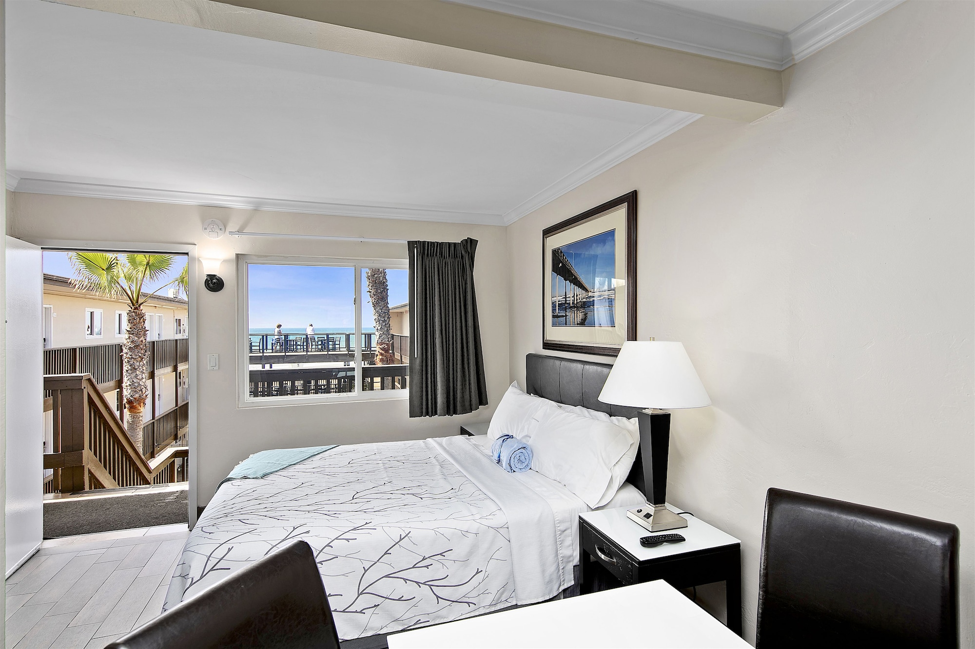 STANDARD, QUEEN BED, PARTIAL OCEAN VIEW