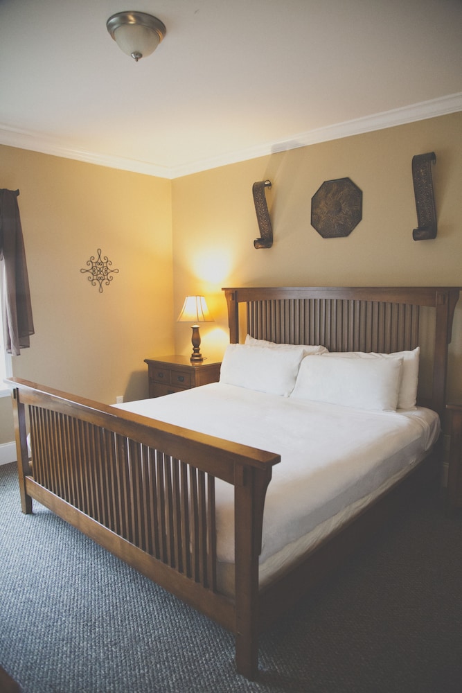 The Inn at Crestwood 13/65